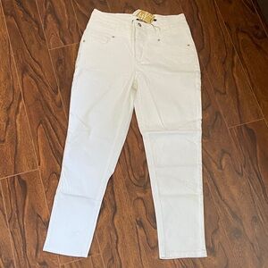 🆕Suzanne Betro White Denim Pants in size 6